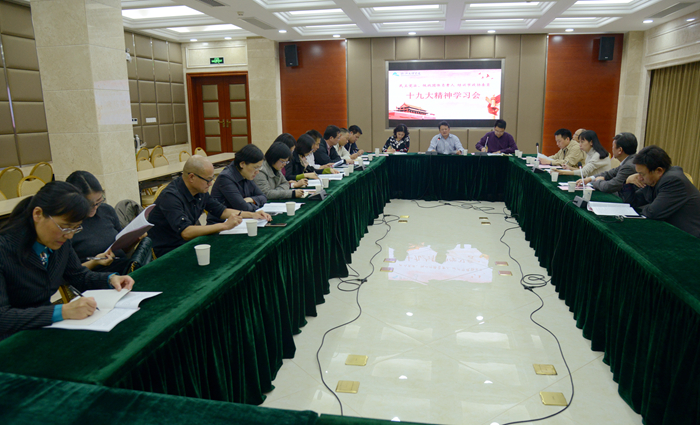 校黨委副書記沈赤向民主黨派、統(tǒng)戰(zhàn)團(tuán)體負(fù)責(zé)人，市政協(xié)委員宣講十九大精神