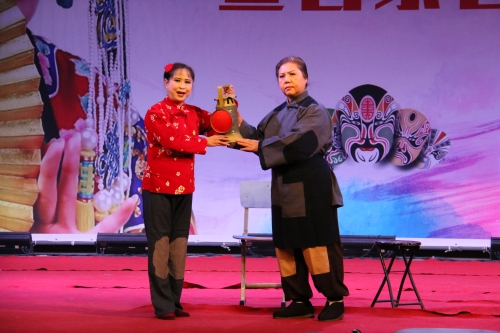 呼玉山院長(zhǎng)、許鴻昌館長(zhǎng)演唱現(xiàn)代京劇《智取威虎山》選段