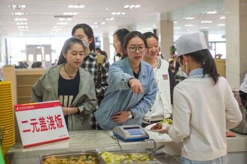 2元蓋澆飯后勤服務(wù)團(tuán)隊(duì)：飄香十余載，暖心不漲價(jià)