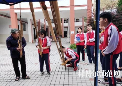 學(xué)費(fèi)對(duì)于家長(zhǎng)們來(lái)說，會(huì)在了解學(xué)校之前自己確定好學(xué)費(fèi)的范圍，這樣就以這個(gè)目標(biāo)來(lái)衡量學(xué)校，但是有的家長(zhǎng)其實(shí)是更關(guān)心學(xué)校的安全這些，很擔(dān)心學(xué)生在學(xué)校沒有安全保障，所以小編就準(zhǔn)備了臺(tái)江幼兒師范中等職業(yè)學(xué)校收費(fèi)情況，供與參考。 臺(tái)江幼兒師范中等職業(yè)學(xué)校收費(fèi)標(biāo)準(zhǔn) 住宿費(fèi)500元/學(xué)年、書本費(fèi)400元/學(xué)年,合計(jì)繳費(fèi)900元。 建檔立卡戶享受“三免兩補(bǔ)”(免學(xué)費(fèi)、免(補(bǔ))住宿費(fèi)、免(補(bǔ))書費(fèi)，國(guó)家助學(xué)金、專項(xiàng)助學(xué)金) 臺(tái)江幼兒師范中等職業(yè)學(xué)校開展7月主題黨日系列活動(dòng) 1921.7 ~ 2019.7 篳路藍(lán)縷，砥礪前行 初心不忘，邁向復(fù)興 98年，對(duì)于一個(gè)人，也許很漫長(zhǎng); 對(duì)于一個(gè)國(guó)家，彈指一揮間; 對(duì)于一個(gè)政黨，恰是風(fēng)華正茂! 今年，黨的98歲生日， 我們熱烈慶祝中國(guó)共產(chǎn)黨98周年快樂! 6月10日晚,我校第一屆校園“十佳歌手”比賽暨歌唱祖國(guó)獻(xiàn)禮70周年決賽在演播廳拉開序幕。 來(lái)自學(xué)校不同專業(yè)的19位同學(xué)引吭高歌，歌唱祖國(guó)。比賽期間高潮迭起，精彩紛呈。選手們?cè)谖枧_(tái)上活力四射，盡顯職校學(xué)生魅力。 近一個(gè)半小時(shí)的角逐，“十佳歌手”終于誕生。張帆校長(zhǎng)、金海清副校長(zhǎng)親自為獲獎(jiǎng)學(xué)生頒發(fā)榮譽(yù)證書。頒獎(jiǎng)結(jié)束后，全體同學(xué)用一曲《我和我的祖國(guó)》獻(xiàn)禮祖國(guó)70周年，唱出對(duì)黨和祖國(guó)的熱愛。 6月24日，我校黨支部書記、校長(zhǎng)張帆，黨支部副書記趙明珠走訪慰問貧困學(xué)生姜發(fā)才，張帆校長(zhǎng)仔細(xì)詢問姜發(fā)才在杭州的學(xué)習(xí)和生活情況，希望姜發(fā)才在杭州繼續(xù)努力學(xué)習(xí)，認(rèn)真做好即將開展的頂崗實(shí)習(xí)工作，學(xué)好技能走出大山，通過自己的努力改變自己和家庭的命運(yùn)，最后，張帆校長(zhǎng)代表臺(tái)江職校黨支部及全體師生將6000元愛心捐款交到了姜發(fā)才伯母手中。 6月28日，我校黨支部書記、校長(zhǎng)張帆，黨支部副書記趙明珠走慰問貧困學(xué)生姜非明、姜非林(兩人為雙胞胎，孤兒)。張帆校長(zhǎng)親自為兩位同學(xué)送去新衣服，并詳細(xì)了解學(xué)生的家庭情況，與其監(jiān)護(hù)人進(jìn)行溝通和交流，將一千多元資助金交到學(xué)生監(jiān)護(hù)人手中，以增強(qiáng)其克服困難的信心。 6月28日，臺(tái)江職校黨支部圍繞脫貧攻堅(jiān)工作，開展走訪慰問，送溫暖、送服務(wù)活動(dòng)，幫助特困黨員、老黨員等解決工作中的實(shí)際困難和生活問題，走訪慰問幫扶村、看望我校脫貧攻堅(jiān)駐村干部，為南省村村委送去兩箱辦公室打印用紙，為南省村貧困黨員、臺(tái)江職校困難黨員、老黨員送去食用油、大米等慰問品。 張帆校長(zhǎng)致辭，回顧黨支部工作并對(duì)奮斗在各工作崗位上的黨員表示感謝，同時(shí)向全體黨員提出要求， 他表示，全體黨員要把加強(qiáng)黨的思想理論建設(shè)放在第一位，要加強(qiáng)黨性修養(yǎng)，不斷提高自身素質(zhì)，要加強(qiáng)作風(fēng)建設(shè)，提高教育教學(xué)質(zhì)量。 “我志愿加入中國(guó)共產(chǎn)黨，擁護(hù)黨的綱領(lǐng)，遵守黨的章程……隨時(shí)準(zhǔn)備為黨和人民犧牲一切，永不叛黨!”7月1日，臺(tái)江職校全體黨員干部在退休黨員歐德耀同志帶領(lǐng)下，面對(duì)莊嚴(yán)的黨旗，整齊列隊(duì)，重溫入黨誓詞。 黨支部副書記趙明珠組織全體黨員學(xué)習(xí)習(xí)近平總書記在學(xué)校思想政治理論課教師座談會(huì)上的重要講話精神。 熊金江副校長(zhǎng)宣讀《臺(tái)江職校關(guān)于“七一”表彰優(yōu)秀黨員、黨齡“逢十”黨員的決定》。 張帆校長(zhǎng)為優(yōu)秀黨員、黨齡“逢十”黨員頒發(fā)榮譽(yù)證書 系列活動(dòng)在雄壯的《國(guó)際歌》中落下帷幕，歌聲鏗鏘有力，革命精神代代傳遞，美好的生活共同憧憬。 九十八年，崢嶸歲月， 九十八年，輝煌歷程。 今天的我們揮舞著前輩們的偉大旗幟 ,追隨著那從未熄滅的明燈,沖鋒陷陣,高揚(yáng)風(fēng)帆,向著那彼岸,向著那未來(lái)更加執(zhí)著而勇敢地前進(jìn), 前進(jìn) ,前進(jìn)! 不是所有的中專學(xué)校都會(huì)根據(jù)分?jǐn)?shù)來(lái)錄取的，有的學(xué)校錄取是根據(jù)專業(yè)的招生要求面試錄取學(xué)生。其實(shí)現(xiàn)在學(xué)生想要升學(xué)有很多的通道，只是在家長(zhǎng)和學(xué)生的觀念里，只有通過了高考或者中考是最好的，但是現(xiàn)在利用專業(yè)課程同樣也是能升學(xué)的。 家長(zhǎng)在了解學(xué)校的學(xué)費(fèi)時(shí)也是要注意學(xué)校的學(xué)費(fèi)中間是穿插了各種的助學(xué)政策、減免政策、免學(xué)費(fèi)政策還有學(xué)校的獎(jiǎng)學(xué)金政策，家長(zhǎng)們把這些了解清楚了就可以幫助自己前進(jìn)一部分的學(xué)費(fèi)。