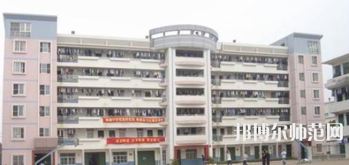 南寧2020年中專幼師學(xué)?？梢钥即髮? width=