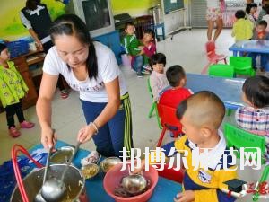遵義2020年幼師學(xué)校有哪些科目?我們知道幼師專(zhuān)業(yè)是屬于一個(gè)學(xué)習(xí)內(nèi)容比較多的專(zhuān)業(yè)，因?yàn)槭切∨笥训膯⒚呻A段，同學(xué)們自己在報(bào)讀本專(zhuān)業(yè)的時(shí)候很多的同學(xué)都不知道到底是學(xué)一些什么?于是都來(lái)問(wèn)道小編，小編就來(lái)給大家說(shuō)一下關(guān)于學(xué)?？颇康氖虑榕?。  幼師學(xué)校學(xué)習(xí)專(zhuān)業(yè)課程 1、幼兒教育學(xué)  了解現(xiàn)代教育、幼兒教育的新觀念、新思想、新信息，結(jié)合我國(guó)幼兒教育改革中的新問(wèn)題、新情況，將理論的闡述和幼兒教育實(shí)踐中的問(wèn)題結(jié)合起來(lái)，進(jìn)行具體分析和指導(dǎo)。  2、幼兒心理學(xué)  了解幼兒的認(rèn)知和言語(yǔ)發(fā)展的特點(diǎn)和規(guī)律、幼兒的情緒、個(gè)性與社會(huì)性發(fā)展的關(guān)系及幼兒的活動(dòng)心里。能依據(jù)幼兒特點(diǎn)，利用所學(xué)相關(guān)知識(shí)，初步具備幼兒園基層崗位幼兒教師的工作能力。培養(yǎng)學(xué)生具有誠(chéng)實(shí)守信、善于溝通和合作的品質(zhì)。  3、幼師英語(yǔ)  根據(jù)幼師學(xué)生的英語(yǔ)水平和專(zhuān)業(yè)特點(diǎn)，從聽(tīng)、說(shuō)、讀、寫(xiě)四個(gè)方面全方位的培養(yǎng)學(xué)生，讓學(xué)生掌握基本語(yǔ)法知識(shí)、語(yǔ)音知識(shí)、日常用語(yǔ)，提高學(xué)生的口語(yǔ)交際技能和綜合閱讀、寫(xiě)作能力。讓學(xué)生在學(xué)習(xí)過(guò)程中發(fā)展綜合語(yǔ)音運(yùn)用能力，提高人文素養(yǎng)，增強(qiáng)實(shí)踐能力，培養(yǎng)創(chuàng)新精神。  4、幼兒園組織與管理  讓學(xué)生了解幼兒園組織與管理的基本原理和內(nèi)容，掌握幼兒園組織與管理的基本規(guī)律，學(xué)會(huì)用所學(xué)專(zhuān)業(yè)理論解決實(shí)際工作中遇到的管理問(wèn)題。結(jié)合案例分析，培養(yǎng)學(xué)生的思辨意識(shí)、創(chuàng)新意識(shí)，提高學(xué)生與時(shí)俱進(jìn)的管理理念，為學(xué)生今后從事幼兒園教育工作和管理工作奠定良好的基礎(chǔ)，具有較強(qiáng)的實(shí)用性和可操作性。  學(xué)前教育前景好不好 學(xué)前教育上的現(xiàn)在已經(jīng)有越來(lái)越多的人關(guān)注，就業(yè)前景上的非常不錯(cuò)的一個(gè)職業(yè)了，在現(xiàn)階段學(xué)前教育專(zhuān)業(yè)就業(yè)率上也在一直上升，我國(guó)對(duì)于學(xué)前教育上的重視的提升，也為學(xué)前教育專(zhuān)業(yè)人才提供了較好的就業(yè)機(jī)會(huì)，使得社會(huì)上的對(duì)于學(xué)前教育人才上的甚至出現(xiàn)了供不應(yīng)求的現(xiàn)象，學(xué)前教育現(xiàn)階段也已經(jīng)成為一個(gè)非常重要的教育階段，擁有高素質(zhì)的學(xué)前教育人才對(duì)于整個(gè)教育事業(yè)上的也能夠起到一個(gè)促進(jìn)和發(fā)展的作用。  幼師專(zhuān)業(yè)上就業(yè)前景也是比較好的，現(xiàn)階段社會(huì)上的對(duì)于幼師的需求也越來(lái)越多了，對(duì)于早期教育上的重視度的提升，使得幼師人才成為現(xiàn)階段社會(huì)上的所需要的重要人才選擇。  我們可以看到幼師專(zhuān)業(yè)學(xué)習(xí)的是很多的，小編給大家列舉了一些專(zhuān)業(yè)課程，其實(shí)這個(gè)專(zhuān)業(yè)是一個(gè)需要自己花費(fèi)很多心力來(lái)學(xué)習(xí)的專(zhuān)業(yè)，同學(xué)們學(xué)習(xí)的內(nèi)容是很廣泛的，不過(guò)這個(gè)專(zhuān)業(yè)只要學(xué)好了，將來(lái)在就業(yè)方面就會(huì)很不錯(cuò)，所以，希望選擇這個(gè)專(zhuān)業(yè)的同學(xué)都能掌握足夠的專(zhuān)業(yè)知識(shí)哦。