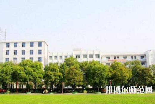 對于幼師學(xué)校的選擇，男生和女生是一樣的?，F(xiàn)在大部分學(xué)校的幼師專業(yè)在進(jìn)行招生的時(shí)候，其實(shí)男生和女生的招生計(jì)劃是統(tǒng)一的，學(xué)校對學(xué)生的性別并沒有要求。所以，小伙伴們選擇幼師學(xué)校的重點(diǎn)不應(yīng)該是這所學(xué)校適合男生還是適合女生，而是這所學(xué)校本身的辦學(xué)條件好不好，以及學(xué)校的優(yōu)勢以及劣勢有哪些等等。接下來，對南昌理工職業(yè)中等專業(yè)學(xué)校感興趣的小伙伴們可以一起來看一看這所學(xué)校的具體情況。  南昌理工職業(yè)中等專業(yè)學(xué)校辦學(xué)理念 學(xué)校以“辦學(xué)校，不開學(xué)店，造福炎黃子孫!”為宗旨，遵循黨的教育方針，倡導(dǎo)“誠實(shí)、博愛、勤奮、自強(qiáng)”的校訓(xùn)，按照“理論夠用，注重實(shí)踐”的原則，為社會經(jīng)濟(jì)建設(shè)培養(yǎng)“一專多能”的應(yīng)用型人才。畢業(yè)生深受用人單位的歡迎。 例如推薦在“啟悅電子廠”工作的同學(xué)進(jìn)廠第九天，就對8086高壓擊穿儀進(jìn)行技術(shù)改造，降低了勞動強(qiáng)度，提高了生產(chǎn)效率。該廠董事長吳德和先生專程由臺北趕來我校考察，并當(dāng)即簽定了廠校合作協(xié)議。  接著我校又與深圳新飛通、深圳捷迪訊、上海偉創(chuàng)力、上海先進(jìn)半導(dǎo)體、上海華微、杭州矢崎、蘇州生益科技、上海攜程旅行網(wǎng)等20多家公司建立了合作伙伴關(guān)系?？梢哉f：“選擇理工，就業(yè)輕松!” 學(xué)校與南昌航空大學(xué)聯(lián)合辦學(xué)，是南昌航空大學(xué)繼續(xù)教育學(xué)院教學(xué)點(diǎn)，依托南昌航空大學(xué)的人才、圖書、先進(jìn)的教學(xué)設(shè)施，資源共享。學(xué)校有一支政治素質(zhì)高、教學(xué)和管理經(jīng)驗(yàn)豐富的專兼職師資隊(duì)伍，正副教授、高級教師近半，其中不少曾獲得“最佳授課教師”的稱號。  南昌理工職業(yè)中等專業(yè)學(xué)校教學(xué)設(shè)置 學(xué)校除精湛的理論教學(xué)外，還設(shè)有圖書閱覽室、計(jì)算機(jī)中心、語音室和電工、電子、機(jī)電、機(jī)械加工、數(shù)控、酒店管理等實(shí)驗(yàn)室能安排學(xué)生進(jìn)行多種實(shí)驗(yàn)，“邊講邊練，講練結(jié)合”，確保學(xué)生動手能力的培養(yǎng)。 學(xué)校采取多層次、開放性辦學(xué)和封閉式管理。不僅注重教育質(zhì)量，更注重道德品質(zhì)和綜合素質(zhì)教育。教育管理嚴(yán)格，始終把學(xué)校的安全工作放在首位，在2005-2010職業(yè)高校年檢中，得到市教育局有關(guān)領(lǐng)導(dǎo)的表揚(yáng)，連續(xù)被評為職業(yè)教育辦學(xué)先進(jìn)單位。  南昌理工職業(yè)中等專業(yè)學(xué)校報(bào)名手續(xù) 即日起可到校招生辦或當(dāng)?shù)匚倚Ｕ猩c(diǎn)報(bào)名，或來函來電報(bào)名、網(wǎng)上報(bào)名。  本地區(qū)的應(yīng)屆初中畢業(yè)生可在就讀中學(xué)填中考志愿報(bào)名。  報(bào)到時(shí)帶好戶口本，五張一寸免冠照片和初高中畢業(yè)證書。  小編總結(jié) 南昌理工職業(yè)中等專業(yè)學(xué)校是一所按照“理論夠用，注重實(shí)踐”的原則，為社會經(jīng)濟(jì)建設(shè)培養(yǎng)“一專多能”的應(yīng)用型人才的中專學(xué)校，學(xué)校開設(shè)有幼師類的專業(yè)，對幼師行業(yè)感興趣的初中畢業(yè)生可以多加關(guān)注這所學(xué)校。接下來小伙伴們可以去到學(xué)校官網(wǎng)對學(xué)校做進(jìn)一步的了解。當(dāng)然，在南昌還有開設(shè)有幼師類專業(yè)的其他學(xué)校，大家也可以看看其他的學(xué)校怎么樣，做一個比較，然后選擇出最適合自己的一所。