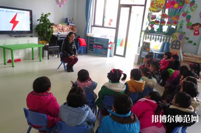 滄州2021年中專幼師學(xué)?？梢钥即髮? /><b>滄州2021年中專幼師學(xué)校可以考大專嗎</b><span>2020-12-16 13:15</span><p>滄州2021年中專幼師學(xué)?？梢钥即髮幔?是可以的，成績(jī)比較理想的學(xué)生就可以直接選擇上普高學(xué)校，然后通過高考的方式進(jìn)入大學(xué)，</p></a></li>
            <li><a href=