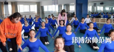 隨著社會的進(jìn)步，人們的生活得到了全面的改善，開始重視自己子女的教育，對教育人才的教學(xué)水準(zhǔn)就要求更高，使得很多學(xué)生都想要報考幼師學(xué)校。如果大家已經(jīng)做出了決定，要上幼師學(xué)校，就一定要盡早去了解學(xué)校信息。你越早了解學(xué)校，你可以選擇的學(xué)校就越多，就越能找到適合你的學(xué)校。幼師工作工作也相對輕松，不用從事體力勞動?，F(xiàn)在家長對孩子的教育非?？粗?，幼兒園也越來越正規(guī)，都需要幼師幼師從業(yè)資格證。  思南中等職業(yè)學(xué)校辦學(xué)條件 學(xué)校老校區(qū)占地面積120.6畝，新校區(qū)200畝，校園拓展空間大。校內(nèi)布局分為：教學(xué)區(qū)、實驗實訓(xùn)區(qū)、產(chǎn)教結(jié)合區(qū)、生活區(qū)、行政辦公區(qū)、體育運動區(qū)、美化綠化區(qū)等。各場所均按標(biāo)準(zhǔn)設(shè)計規(guī)劃，達(dá)到國家示范校要求的學(xué)校教學(xué)、實訓(xùn)、師生學(xué)習(xí)、工作、生活等方面需要的效果。  思南中等職業(yè)學(xué)校目標(biāo)明確 學(xué)校培養(yǎng)目標(biāo)明確，人才“出口”暢通，堅持德育為先，技能為重，全面發(fā)展與特長發(fā)展相結(jié)合。圍繞“自強(qiáng)篤行、厚德精技”的校訓(xùn)，堅持“四自”(自信、自強(qiáng)、自律、自愛)、“四會”(學(xué)會做人，學(xué)會做事，學(xué)會求知，學(xué)會生活)的教育培養(yǎng)目標(biāo)。  實行考與教分離，重視學(xué)生職業(yè)技能大賽，以賽促學(xué)，以賽促教;重視教師、學(xué)生下企業(yè)參與一線生產(chǎn)實踐，重視創(chuàng)建“校企聯(lián)動”、“工學(xué)結(jié)合”、“教學(xué)做一體”的人才培養(yǎng)模式，畢業(yè)生就業(yè)并能與企業(yè)接軌，與農(nóng)戶融合，人才培養(yǎng)質(zhì)量顯著提高。  銅仁碧江中等職業(yè)學(xué)校簡介 銅仁市碧江區(qū)中等職業(yè)學(xué)校創(chuàng)辦于1989年，是一所隸屬于碧江區(qū)人民政府的貴州省示范性中等職業(yè)學(xué)校。學(xué)校規(guī)劃占地面積420畝，規(guī)劃建筑面積13萬余平方米，總投資約5.8億元。教學(xué)區(qū)、生活區(qū)、運動區(qū)、綠化區(qū)布局合理，功能設(shè)施完善，環(huán)境優(yōu)美，地處銅仁市川硐教育園區(qū)桃園大道北側(cè)，毗鄰銅仁幼專、貴州健康職業(yè)學(xué)院，有著豐富的文化資源和育人氛圍。  學(xué)校自2013年搬遷至川硐教育園區(qū)以來，領(lǐng)導(dǎo)班子帶領(lǐng)廣大教師銳意進(jìn)取，和諧奮進(jìn)，確立了“發(fā)展教師、成就學(xué)生、服務(wù)社會”的辦學(xué)理念，圍繞“辦出特色、形成風(fēng)格、爭創(chuàng)一流”的辦學(xué)目標(biāo)，形成了“醫(yī)護(hù)為主、產(chǎn)教結(jié)合、校企合作”的辦學(xué)特色。  現(xiàn)在整體新生人口的增量將直接體現(xiàn)在幼兒園在園人數(shù)的增加，我國當(dāng)前幼師行業(yè)的需求還是很大的，遠(yuǎn)遠(yuǎn)不足國家的計劃，所以從事幼師行業(yè)前景是很好的。幼兒園、教育機(jī)構(gòu)、培訓(xùn)機(jī)構(gòu)、藝體教育行業(yè)等相關(guān)行業(yè)都需要大量新型教育人才，學(xué)生選擇了教育行業(yè)正好符合當(dāng)今的教育的需求，所以對同學(xué)們來講就業(yè)前景是非常具有潛力化的。